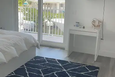 Image de Water front property with bar, tennis, market place, and restaurants close by.