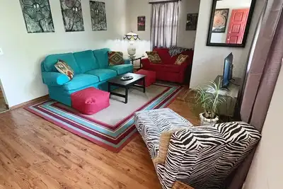 Image de cozy, artsy, private (entire home) near downtown
