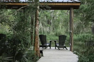 Image de Luxury 2 Bdr home w\/ outdoor decks and dock on Bayou Castine.
