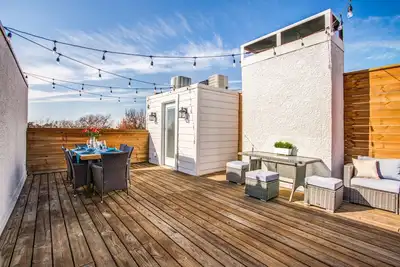 Image de Amazing Private Rooftop Deck : Walk to Restaurants!