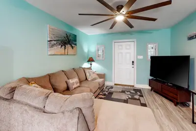 Image de Island Home W/ Spacious Deck, Lower Patio, Free WiFi, & Beach Access Nearby
