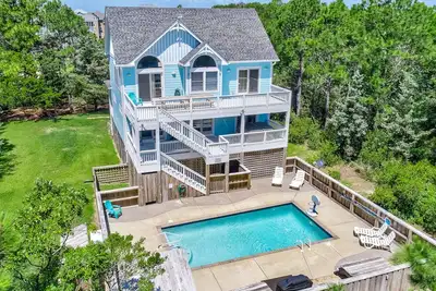 Image de Incredible two-story home with private pool, hot tub, & game room