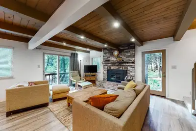 Image de Dog-Friendly Wooded Retreat W\/ Large Deck, Gas Grill, Full Kitchen & Fireplace