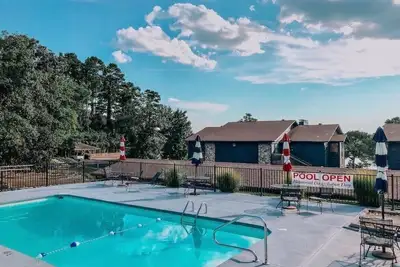 Image de Paradise Awaits: Luxury Condo with Lakeview and Pool at Your Doorstep! \"