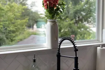 Image de Modern 3bd/ 3. 5ba Near Downtown & Airport