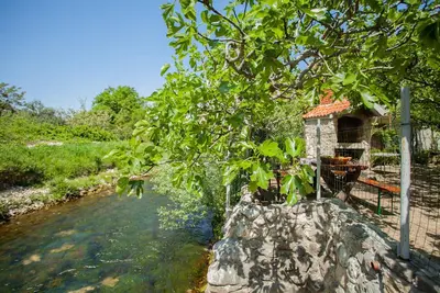 Image de House with large garden, right next to the river