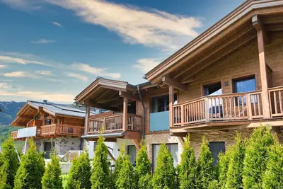 Image de Maison spacieuse avec balcon et sauna