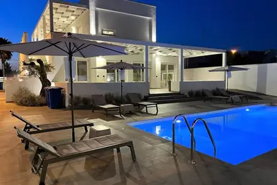 Image de Appartement \"Elite Luxury Residence 1\" avec vue sur mer, piscine et terrasse