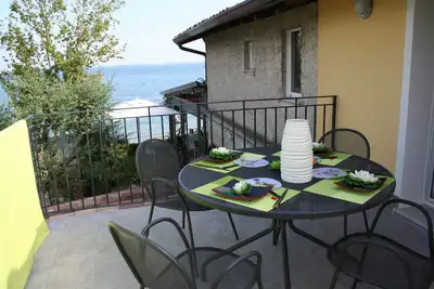 Image de Direttamente Sulla Spiaggia con Terrazza Vista Lago