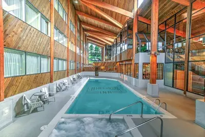 Image de Cozy Lake Louise Retreat | Jacuzzi + Fireplace