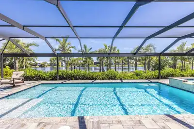 Image de Urlaub Haus, Beautifully Remodeled, Lake-Front Pool Home