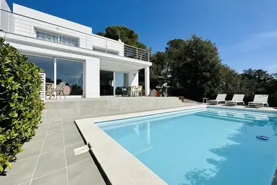 Image de New modern house with private pool