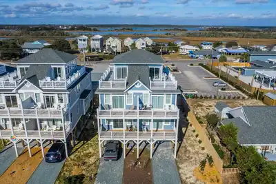 Image de Strand Bungalow | Ocean View + Walk to the Beach!