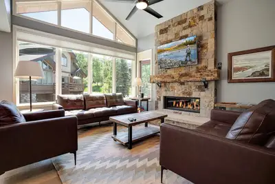 Image de Er5 | A/C | Winter Shuttle | New Listing | Gorgeous Townhome on the Mtn | Hot Tu