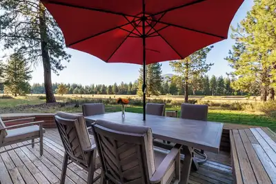 Image de Serene Home on Glaze Meadow - Black Butte Views - Hot Tub - Air Conditioning