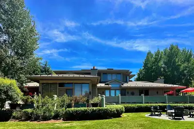 Image de Premier lifestyle with unbeatable views- 5 minute walk to Sun Valley