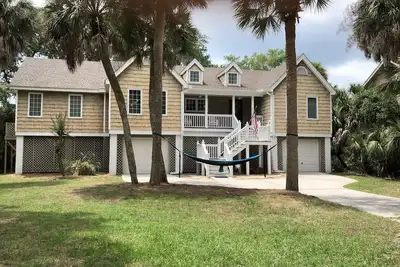 Image de A serene cottage, Island Psalms, on the Green with-Golf Cart and Amenity Cards.