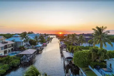 Image de An exquisite retreat that epitomizes waterfront luxury living. \n