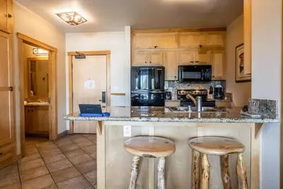 Image de Juniper Springs Lodge #413 - Luxury Ski in Ski out! 2 Bedroom
