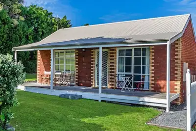 Image de Beautifully renovated cottage provides the perfect beach retreat