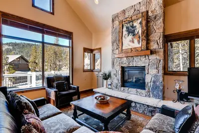Image de Deluxe, Spacious, Elegant Home | Close to Gondola!