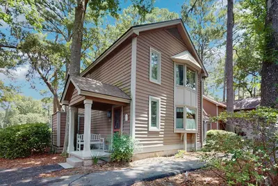 Golf Course-Adjacent Villa w/ Fast WiFi, Central A/C, Washer/Dryer, Shared Pool