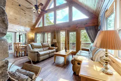 Image de Private mountain-view home with game room, Ac, balcony & firepit