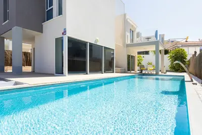 Image de Merveilleuse maison de vacances privée avec piscine privée, terrasse, vue panoramique et parking