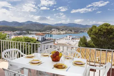 Joli appartement pour 5 personnes avec Wifi, Tv, terrasse et parking