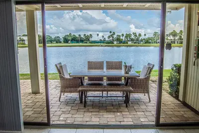 Image de Luxurious Lakeside Getaway: Ground Floor Condo with 3 En-Suite Rooms, Golf Access, Amazing Sunsets