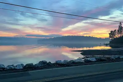Image de Otter Getaway - Quartermaster Harbor Beach House.