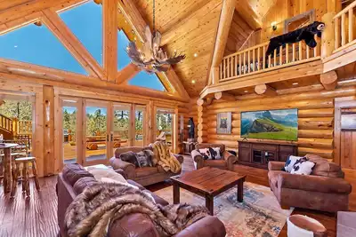 Image de Angels Lodge: Luxury 5 Bedroom! Custom Log Home! A/C! Hot Tub! Pool Table! Foosball! Bbq!