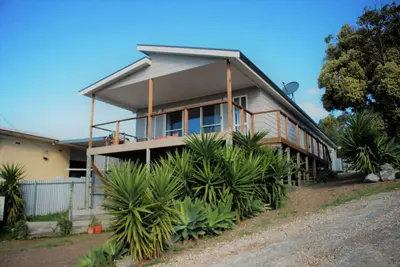 Image de 4 Bedroom 2 Bathroom Elevated & Modern Home - Sweeping views + Free Wifi!