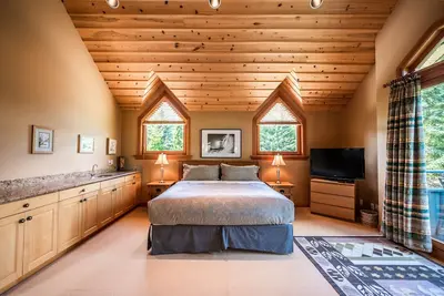 Image de ❄︎Emerald Chalet❄︎ 5 Br Chalet with Hot Tub & Bbq, First Hole of Golf Course
