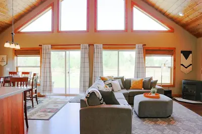 Image de Modern Cabin w\/ Open Views & Fenced Yard