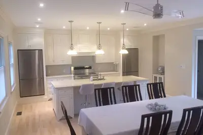 Image de Beautiful newly renovated 4 bedroom home with very short walk to water!