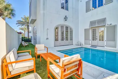 Image de Elysee Reunion - Custom Home, Pool, Bikes, Beach Chairs, Private Gated Street