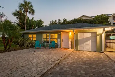 Image de 3 Minute Walk to Beach! Sleeps up to 9- Gorgeous Beach Home
