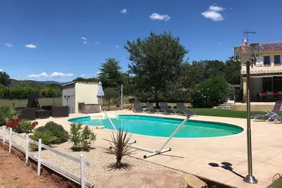 Image de Studio dans maison individuelle piscine, terrain de boules au milieu des vignes
