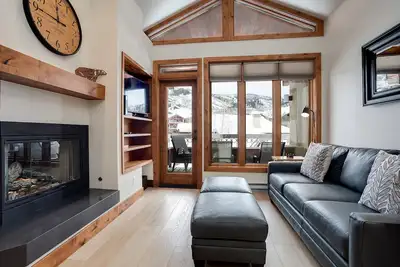 Image de Tr1307 | Recently Updated | Gorgeous and Unique Space | Winter Shuttle | Hot Tub