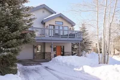 Image de L1915 | Nice Mtn Home | Dog Friendly | Private Hot Tub | Mountain Views | Shuttl