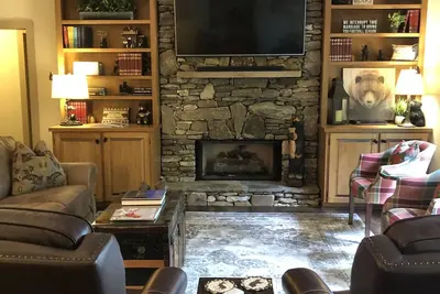 Image de Bear Hall in town Highlands