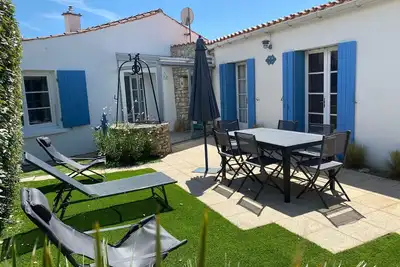 Image de Typical single-storey L-shaped house in the heart of old Chaucre