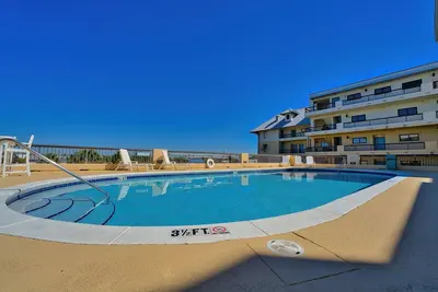 Image de Partial Gulf Views, Covered Parking, Pool, HotTub!