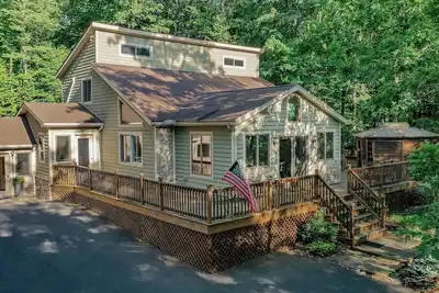 Image de Chateau Relaxo | Lake Access & Hot Tub + Large Yard