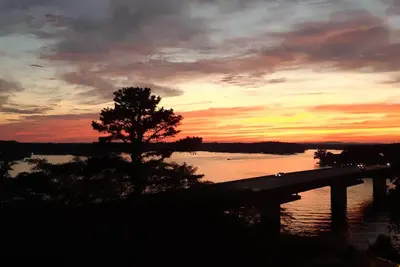 Image de Lake Hamilton Penthouse! 2/2 Amazing Sunsets from your balcony or dock! Sleeps 6