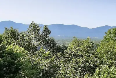 Image de Relax, Unwind And Recharge In The Hot Tub At This Mountain View Cottage