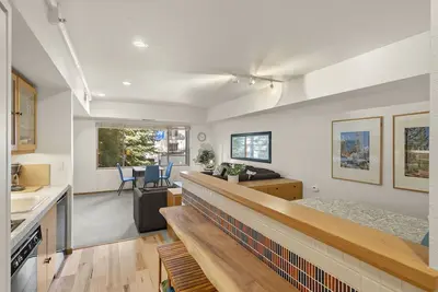 Image de Squaw Valley Lodge, : Updated studio. Hot Tubs, Sauna. Summer Pool & Tennis.