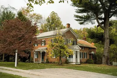 Image de Timeless Winesburg Farmhouse w\/ Deck