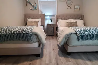 Image de Sleeps 6+. . . Middle Ybor Coastal Style Home Living!